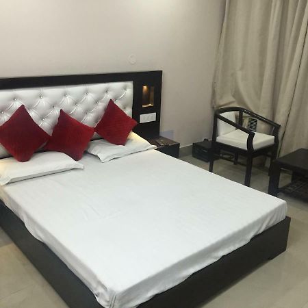 Metro Lodge Haiderabad Buitenkant foto